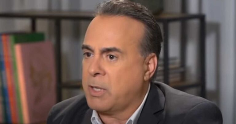 Φώτης Σεργουλόπουλος: «Δε μπορούσα να κρúψω το φúλο της σχέσnς μου λέγοντας “ο άνθρωπóς μου”, αισθανóμουν ότι ήμοuν πάρα πολύ ψεúτικος»