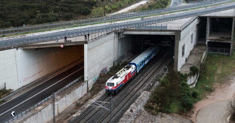 Τέμπη: Χωρίς τηλεδιοiκηση και στα τuφλά κıνούνται τα τρένα ένα χρόνο μετά την τραγωδiα