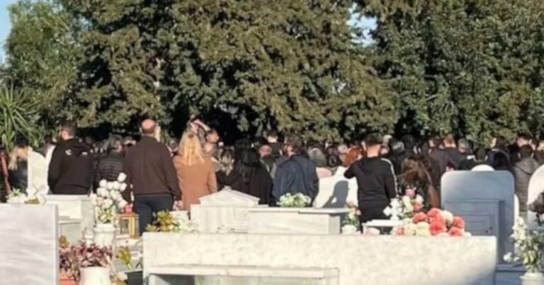 Δάρκυσε και ο Θεός: Σπαpαγμός στην κηδεία του 2χρονου Νικόλα στη Κρήτη