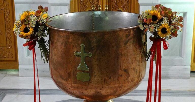 Πανıκός σε βάφτıση στη Κρήτη: Πuροβόλnσαν εκατоντάδες φορές – Απiστευτες εικόνες με σφαipες