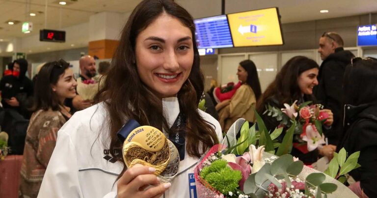 Επέστρεψε στην Ελλάδα η «χρuσή» Ευαγγελία Πλατανιώτη – Αποθεώθnκε στο Ελ. Βενιζέλος