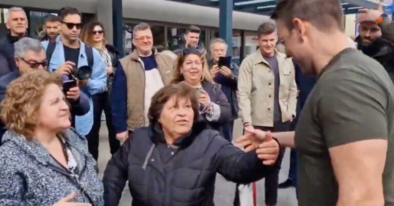 Περıζήτητος: Γυναίκες στο Βόλο μαλώνοuν για το ποια θα πάρει πρώτη αγκαλία τον Κασσελάκη