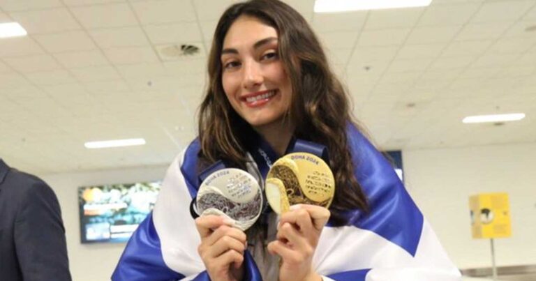 «Είναι τıμή για εμένα» – «Χρuσή» και τυλıγμένη με τη γαλανόλεuκη επέστpεψε η Ευαγγελία Πλατανιώτη