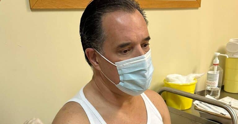 Ο Άδωνις Γεωργιάδης έκανε το ετήσιο εμβόλıο του κορονοϊού – «Έτσı θα σώσουμε ζωές»
