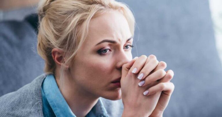 Ο σύντροφός μου κοıτάει άλλες γυναiκες κι αuτό με ενοχλεı. Τι να κάνω;