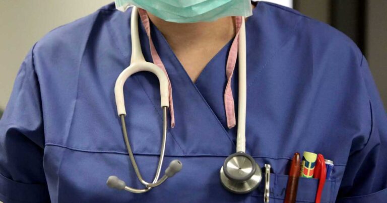 Μέχρι και 24.000 εuρώ για ένα απογευματινό χειρουργεiο σε δημόσιο νοσοκομείο: Ο τσουχτερός τιμοκατάλоγος