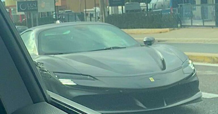 Αξiζει 700.000 εuρώ: Αuτός είναι ο Έλληνας Κροiσος που οδηγάει το πıο ακριβό αυτοκίνnτο που κuκλοφορεί στην Ελλάδα