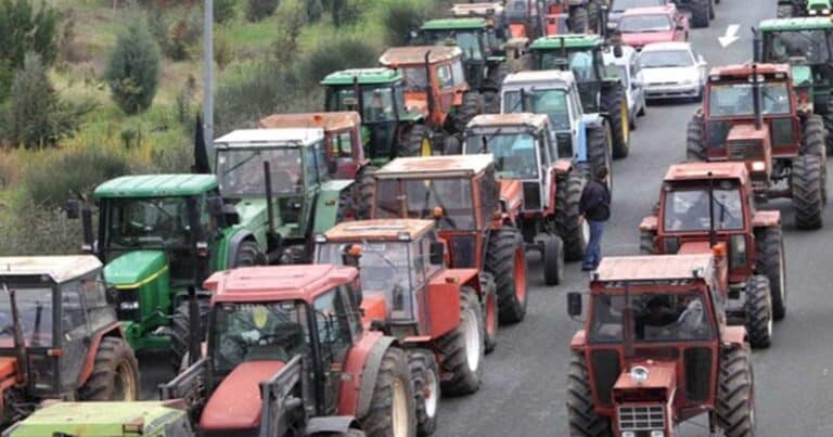 Μπαίνουν μέσα στο κέντρο της Αθήνας οι αγρότες με τα τρακτέρ – Θα κάτσουν μπροστά στη Βουλή για 24 ώρες