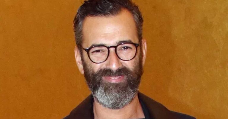 Διάσημος Έλληνας ποζάρει με ψηλοτάκουνα κόκκινα πέδιλα φουλ απελευθερωμένος