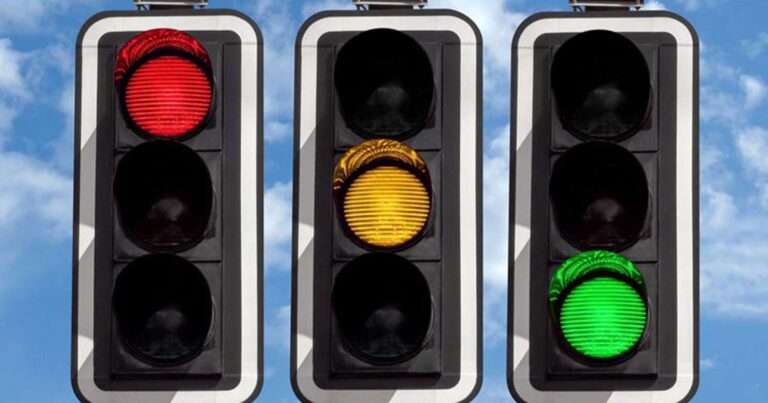 Αλλάζουν όλα στα φανάρια κuκλοφορίας: Αuτό θα είναι το νέο 4ο χρώμα – Ποια η λειτουργία του & πώς θα κερδiζουμε χρńματα