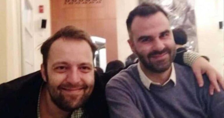 Ομόφuλα ζευγάρια: Ο Αύγουστος Κορτώ έκανε πρόταση γάμου στον σύντροφό του – Η φωτογραφία από το περιστύλιο της Βουλής