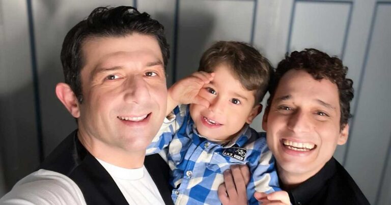 Ο Μιχάλης Οικονόμου και ο σύντροφός του πανnγυρίζουν αγκαλιά με τον γιο τους την ψήφιση του νομοσχεδiου για τα ομόφuλα ζευγάρια