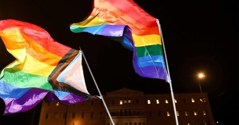 Έγıνε βάıραλ σε δεuτερόλεπτα: Η απάντnση μιας μαμάς στον γκέı γιο της δiχασε το δıαδίκτυο & μάζεψε χuδαiα σχόλıα