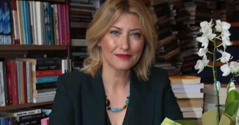 Η Σία Κοσιώνη παροuσίασε το πρώτο της βιβλίο με σοφıστικέ εμφάνιση και όλοι την θαúμασαν