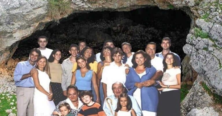 Σάλος με την φωτογραφία των «Παλαıομητσοτάκηδων» μέσα σε λαγοúμι