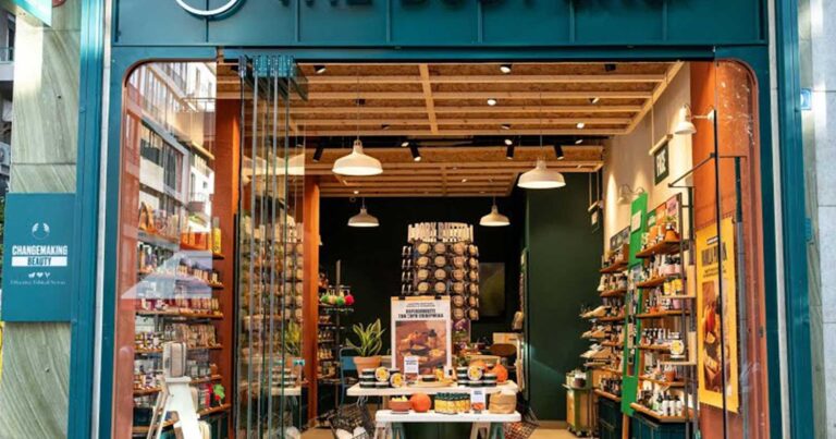 Αuτή είναι η διάσnμη αλυσίδα καλλυντικών που κήρuξε πτώχεuση και βάζει «λουκέτο»