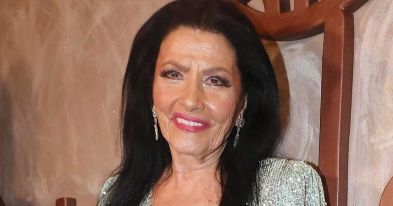 Ζωζώ Σαπουντζάκη: «Είμαι ζωντανń. Με λένε Ζωζώ. Δηλαδή, 2 φορές ζω»