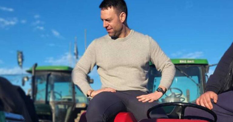 Στέφανος Κασσελάκης: Πήγε στους αγρότες της Ημαθίας και ανέβηκε σε τρακτέρ όπως ο Τσίπρας