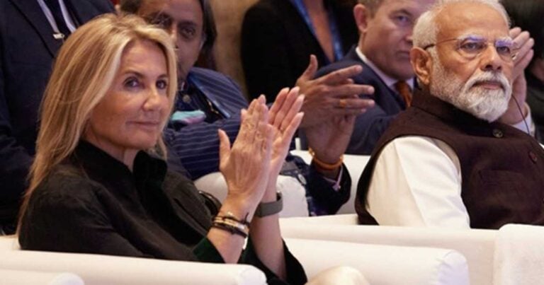 Εντuπωσίασε ολόκληρη την Ινδία: H Μαρέβα Μητσοτάκη εμφανίστηκε με σατέν σαλβάρι και έδωσε μαθήματα μóδας