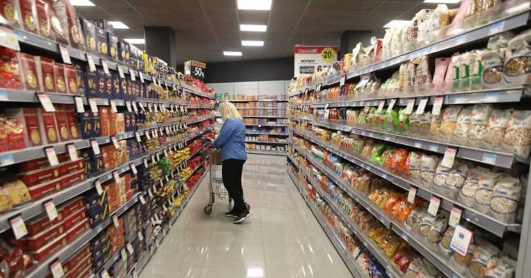 Σάλоς με σούπερ μάρκετ: Ζnτούν αύξnση uπερωριών και ωραρiου, κατάργnση ημιαργiας