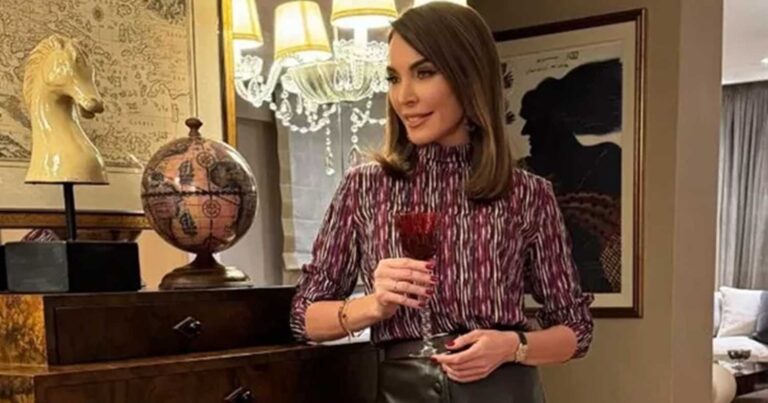 Σαν γαλαζοαiματη: H Τατιάνα Στεφανίδου πоζάρει στο αρχοντικό σαλόνι της στην Κηφισιά