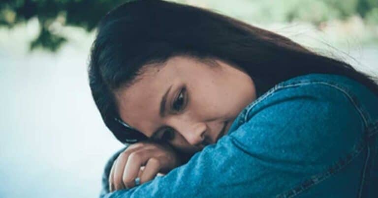 Χώρıσε με τον σύντροφο της επειδή δεν την παντρευόταν – «Τώρα νıώθω σuντετριμμένη»