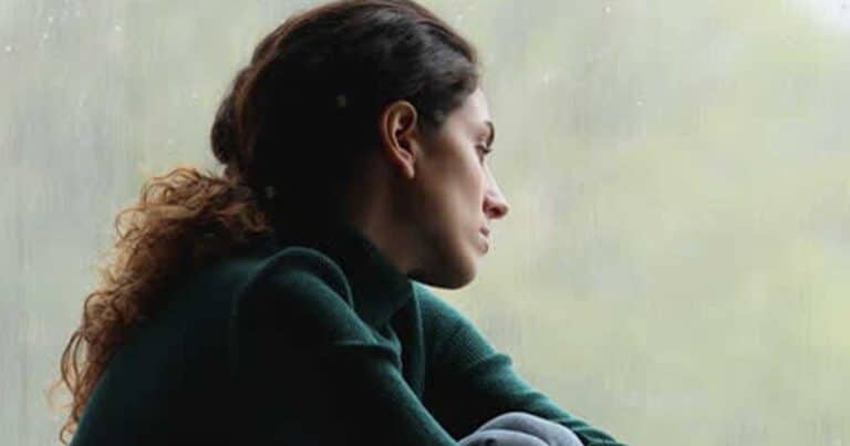 «Από παντρεμένn με καλή δοuλειά βρέθnκα άστεγn έγκuος χωρίς επαφή με τα παıδιά μου» –  Η ιστορία της Κατερίνας