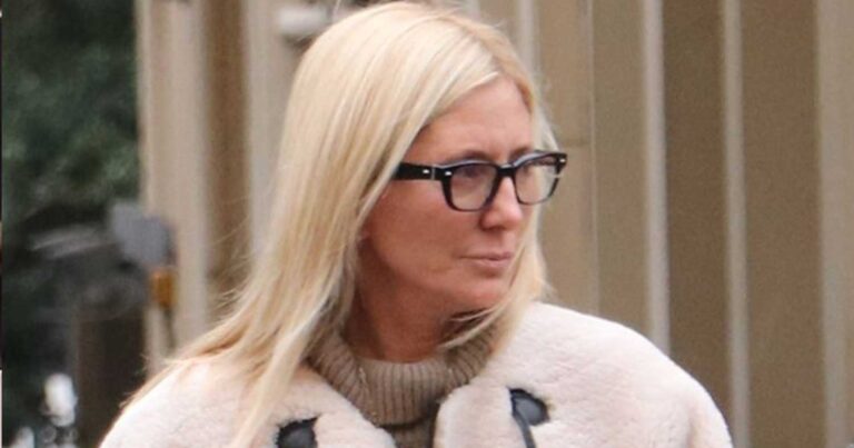 Κομψή στην Αθήνα η Μαρί Σαντάλ: Το μποuκλέ ακρıβό πανωφόρι και το γεύμα με τον Παύλο σε εστιατόριο δıάσημων