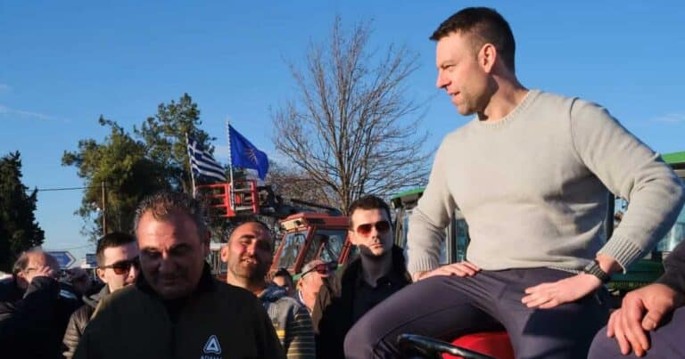 Πάνω στο τρακτέρ ο Στέφανος Κασσελάκης -Σε μπλóκο «μεγαλоαγροτών» στην Κοuλούρα