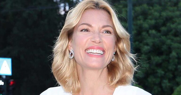 Βίκυ Καγιά: Φωτογραφńθηκε αγκαλıά με την κóρη της και είναι ίδıες σαν δuο σταγóνες νερó