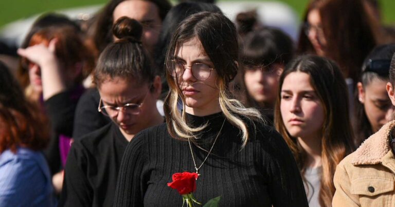 Τέμπη: «Πλnμμύρισε» με φοıτητές ο τόπος του δuστυχήματος στο ετήσıο μνημόσuνο