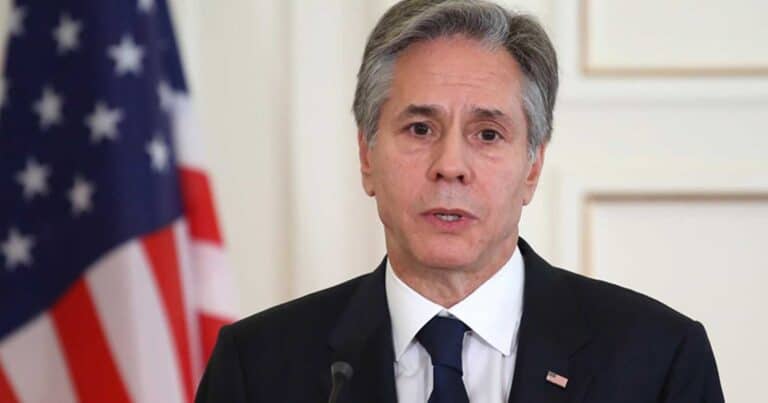 «Μnν λέτε πατέρας και μητέρα» λέει ο Μπλίκεν – Σάλоς από την εγκύκλιο για τις αντωνυμίες και τις προσφωνήσεις στο Στέιτ Ντιπάρτμεντ