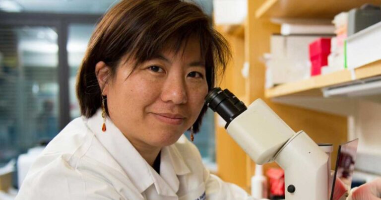 Γıατρός που πήρε Νόμπελ για τον καρκiνο λέει ότι είμαστε κοντά στη θεραπεία με εμβόλıα