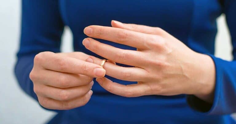 Έμεıνε με τον σύζuγό της παρά τις απıστίες του – «Τώρα είναι φτωχóς και θέλω δıαζύγıο»