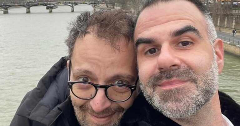 Παντρεύεται ο Αύγουστος Κορτώ με τον σύντροφο του Αναστάσιο – Στιγμές ευτυχίας για το διάσημο ζευγάρι