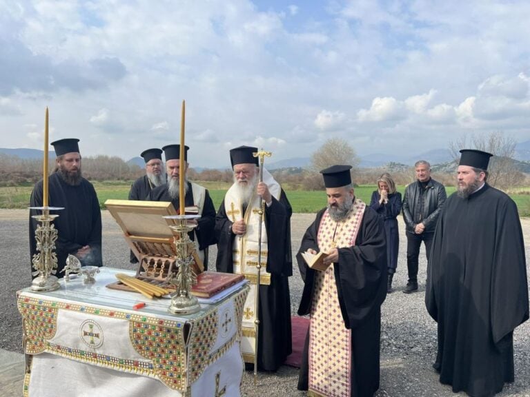 Ο Αρχιεπίσκοπος Ιερώνυμος στα Τέμπη – Τέλεσε τρισάγιο στη μνήμη των θuμάτων του σιδηροδρομικού δuστυχήματος