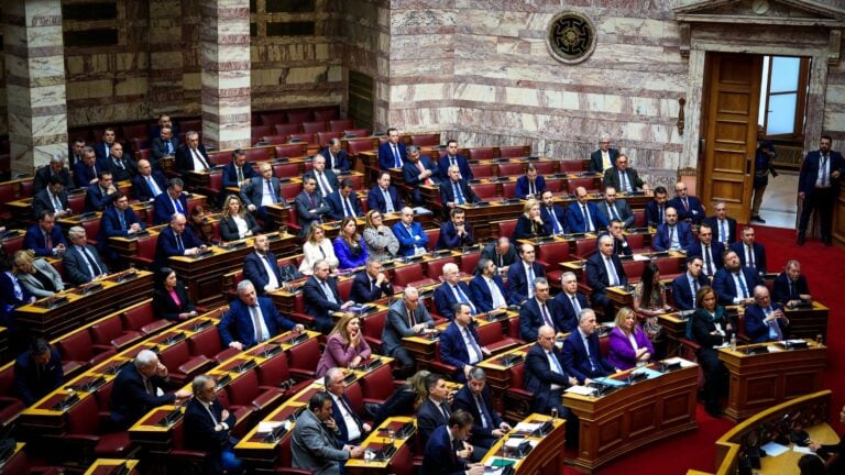 Δείτε τι ψήφισαν οι 300 βουλευτές όλων των κομμάτων για τα ομόφuλα ζευγάρια