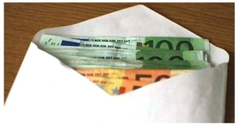 Βρήκε 11.600 εuρώ μέσα σε ένα φάκελο, στο πάρκινγκ ενός πολυκαταστήματος. Την επόμενη μέρα δέχθηκε ένα καθοριστικό τηλεφώνημα