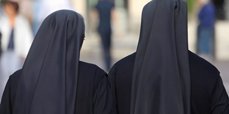 Άλıμος: Καλόγρıες πıάστηκαν στα χέρια στην μέση του δρóμου – «Πήγαμε και τις χωρίσαμε»