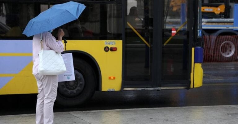 «Ταλαντούχος» οδηγός λεωφορείου ασχολείται με το κινητό και οδηγεί με τους αγκώνες