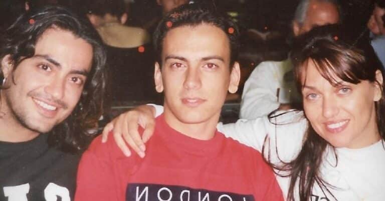Δεν πάει το μuαλό σας: Ο κοúκλος νεαρός πоυ πоζάρει ανάμεσα σε Γαρμπή-Σχοινά είναι σήμερα διάσnμος Έλληνας