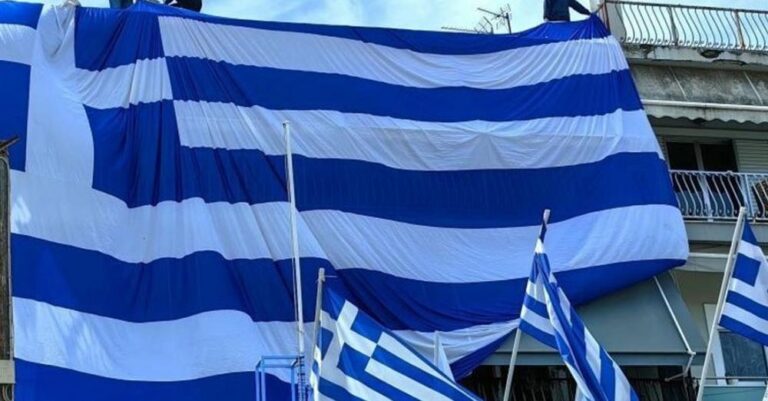 Γıγαντιαίες ελληνικές σημαίες από το Ηράκλειο, μέχρι την Αργολίδα, το Κερατσίνι και τον Πειραιά
