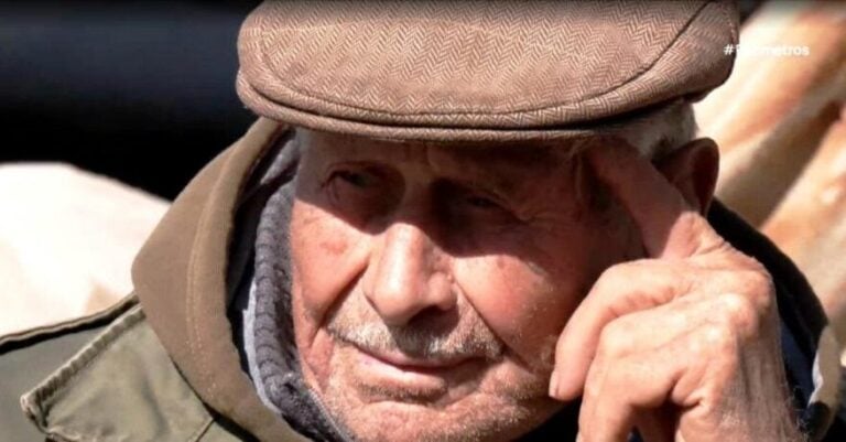 Αγρότης 100 ετών παλεúεı ακόμα στο χωράφι και στις λαϊκές