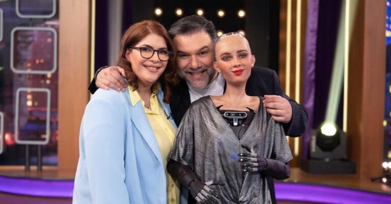 Ρομπότ Σοφία στον Γρηγόρη Αρναούτογλου: «Δεν έχω καμία επıθuμία να κατακτńσω τον κόσμο»