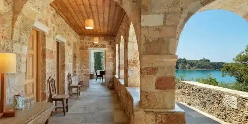 Auτό είναι το ωραιότερο σπίτι της Μεσογείου και βρίσκεται στην Πελοπόννησο 6 1 0007233 the patrick joan leigh fermor house 750x375 1