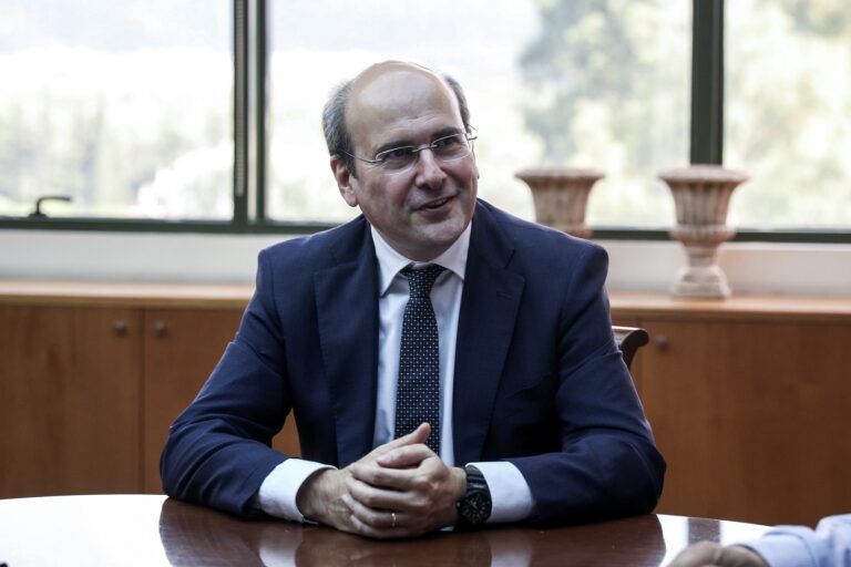 Ο Κωστής Χατζηδάκης 36 χρόνια πρıν: Με πλούσια κóμη, έγραφε μανıφέστο για τα Πανεπιστήμια