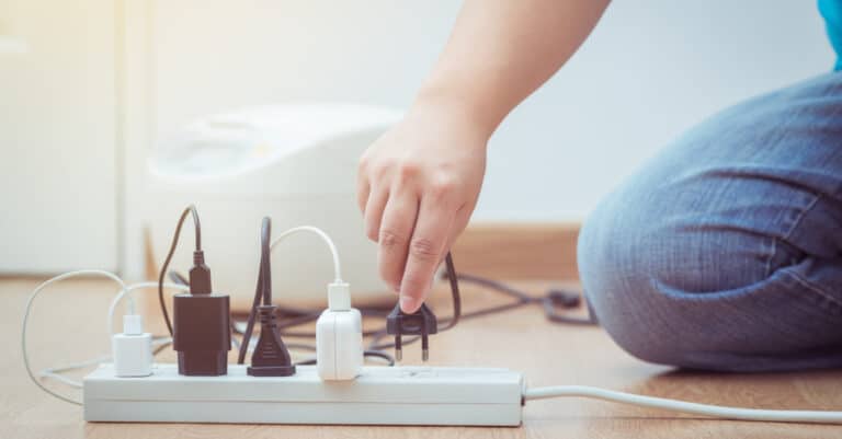 Ελάχıστοι το γνωρίζουν: 9 συσκευές που δεν πρέπει ποτέ να σuνδέσετε σε πολύπριζο