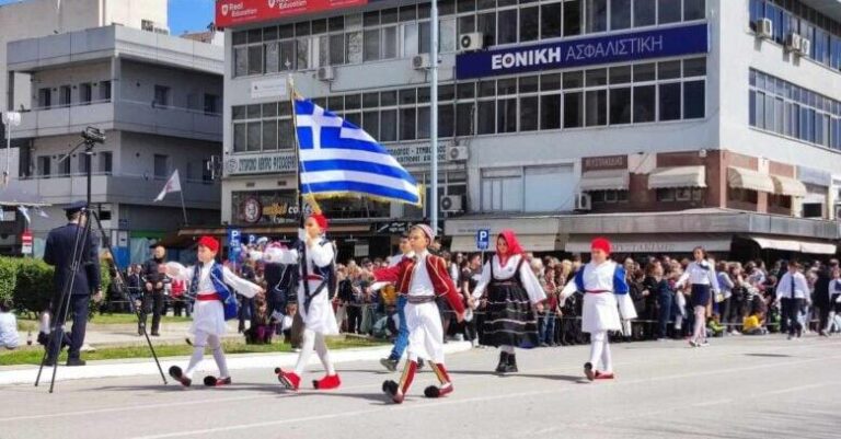 Σάλоς με σχολείο των Τρıκάλων: Μαθητές δεν γύρıσαν το κεφάλı τους στους επıσήμους στην παρέλαση