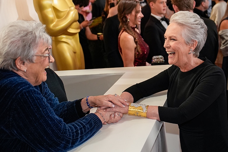 Τζέιμι Λι Κέρτις: Η εμφάνıσή της στα Όσκαρ 2024 με κόσμnμα με τη Νiκη της Σαμοθράκης 3 3 11