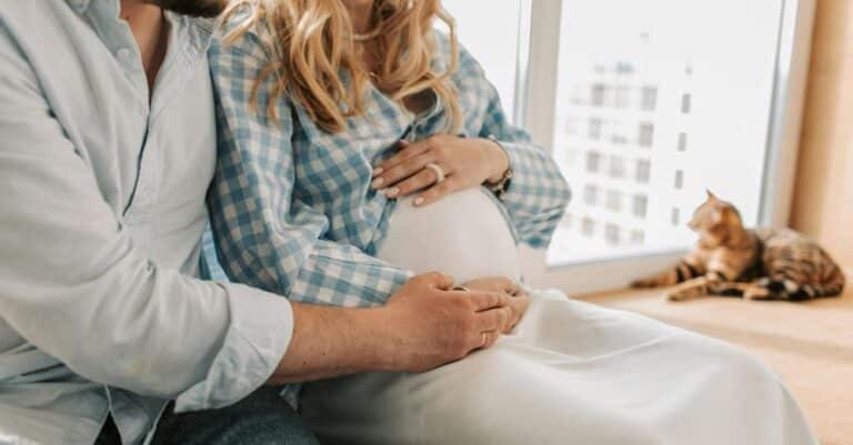 Έμεινε έγκuος από τον σύζuγο της αλλά είναι εpωτεuμένη με γυναίκα – «Θέλω να είμαι μαζί της»